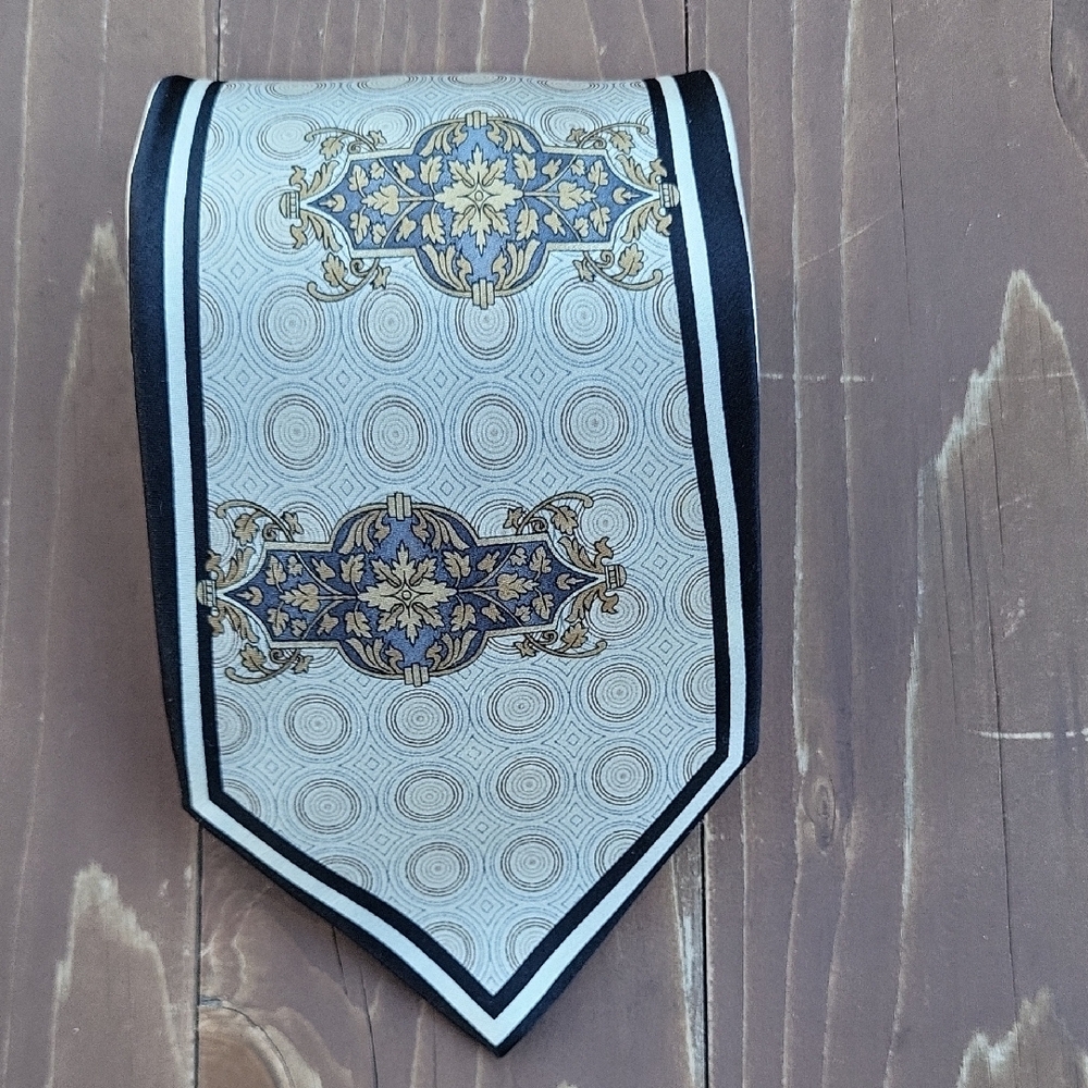 Elegant Patterned Tie with Blue and Gold Accents